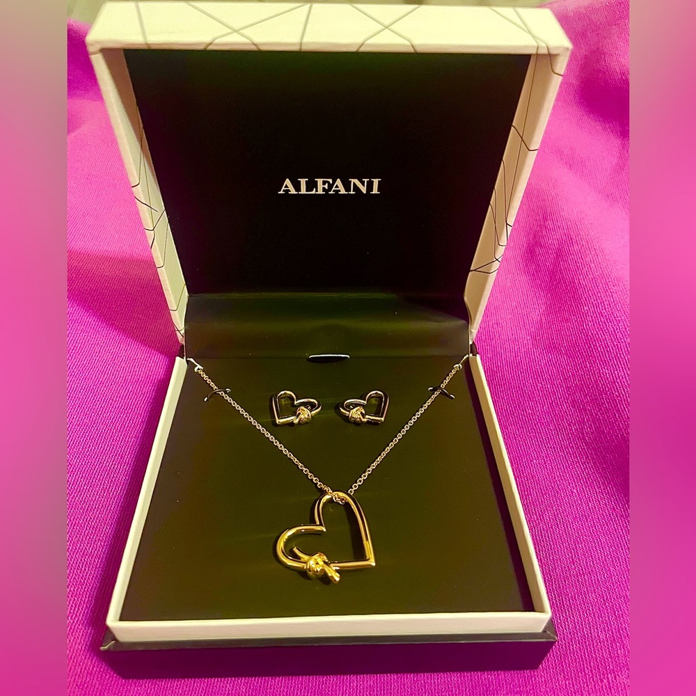 Alfani necklace and heart ❤️ earrings set. New in the gift box 🎁
